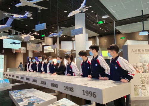 堅(jiān)定文化自信，弘揚(yáng)中華優(yōu)秀傳統(tǒng)文化——珠海理工中職英語(yǔ)課題組師生赴珠海市博物館參觀學(xué)習(xí)